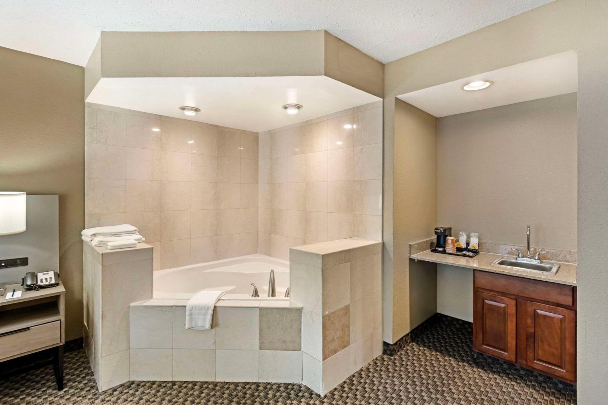 Comfort Inn & Suites Carneys Point Esterno foto